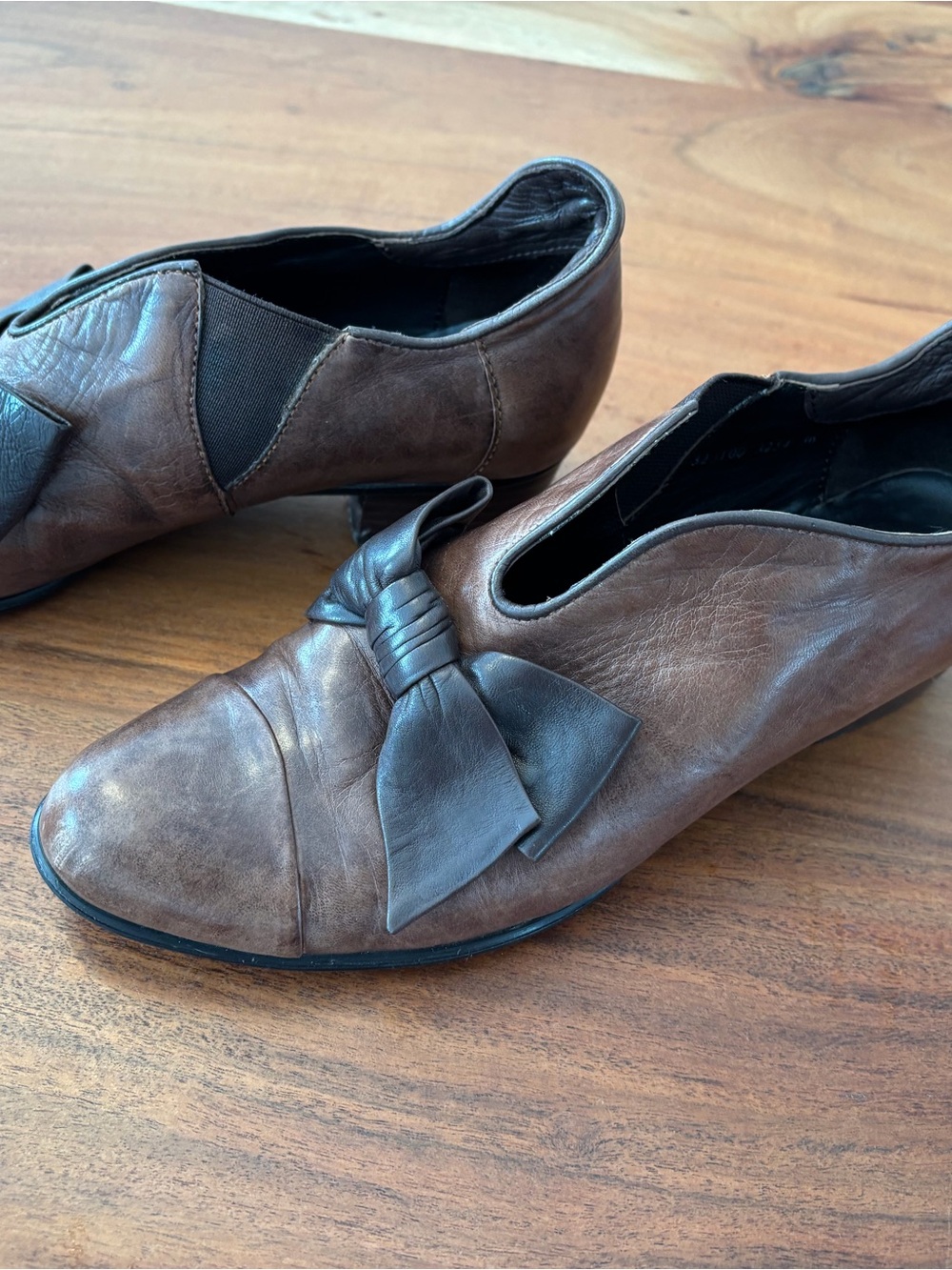 Women's Brown Leather Bow-Accent Slip-On Heels size 6 soft leather